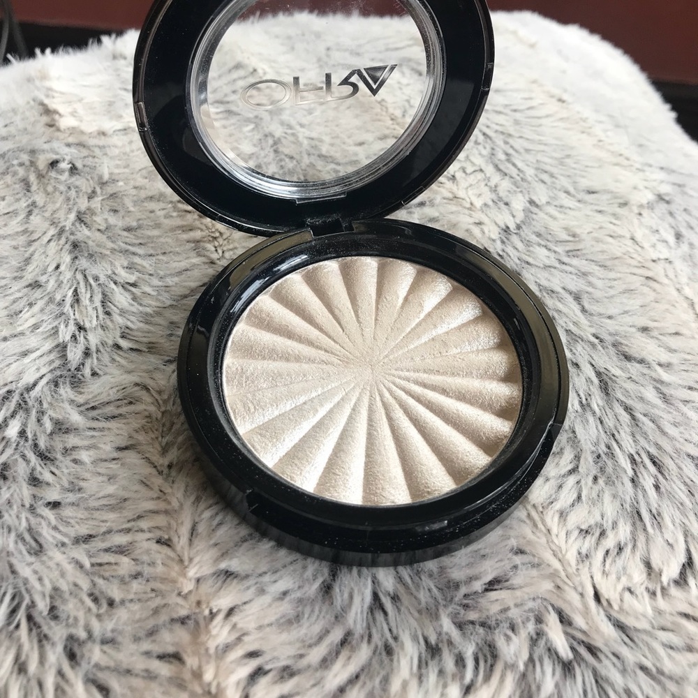 NIKKIETUTORIALS Glazed Doughnut Ofra Highlight